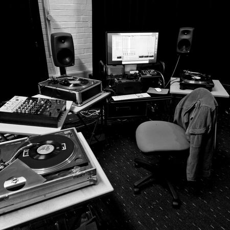 12CH turntablism x 12-speaker surround sound installation